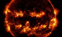 NASA опубликовало фото Солнца, напоминающего тыкву для Хеллоуина