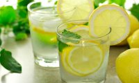 Названы 10 преимуществ употребления воды с лимоном