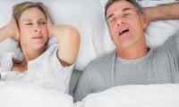Названы 5 лучших способов избавиться от храпа