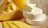 Названы 6 главных опасностей сыра