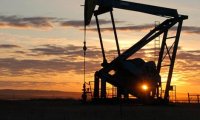 Нефть торгуется разнонаправленно в связи с укреплением доллара