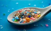 Невидимая угроза: как микропластик проникает в наши продукты питания