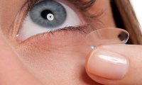 Ношение контактных линз может обернуться слепотой