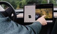Новая проблема безопасности в машинах Tesla: водители могут играть в видеоигры на ходу