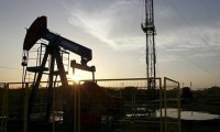 Новость о заморозке уровня добычи нефти привела к падению цены на нее