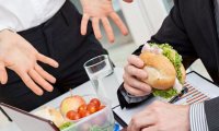Обеды на рабочем месте негативно влияют на продуктивность
