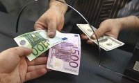 Граждане начали сбрасывать валюту