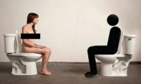 Обнаженная художница проведет два дня на унитазе