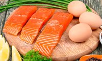 Одним из ключевых продуктов питания в рационе ребенка должны быть яйца и рыба