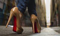 Определено влияние каблуков на женский организм