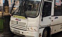 Отказ тормозов: в Петербурге пассажирский автобус с людьми влетел в столб