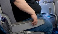 Пассажир потребовал от авиакомпании $100 тысяч из-за толстых попутчиков