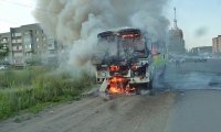 Переполненный рейсовый автобус вспыхнул на ходу в городе Бор