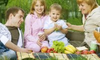 Пикник с детьми - что приготовить? Приготовьте вместе с маленькими поварятами вкусный и простой салат от шеф-повара