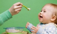 Пищевые привычки у малышей формируются еще до года 