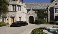 Playboy выставит на продажу легендарный особняк Хью Хефнера