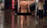 По Холмску бегают странные голые парни