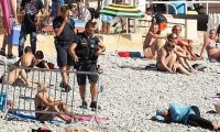 Полицейские Ниццы заставили мусульманку снять буркини