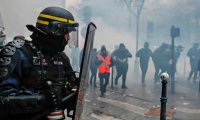 Полиция Парижа применила слезоточивый газ на протестах против смерти Махсы Амини