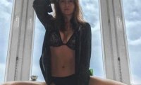 Полина Гренц показала красивое тело в эротическом белье