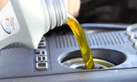 Половина российских автовладельцев используют синтетическое масло