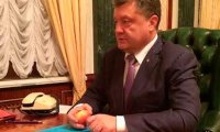 Порошенко с яблоком в руке взбудоражил интернет