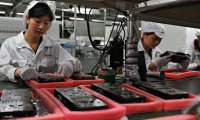 Поставщик Apple, Foxconn, решил привлечь работников рекордно высокими денежными премиями в преддверии выхода iPhone 13