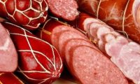 Правительство попросили убедить ритейлеров повысить цены на колбасу и мясные изделия