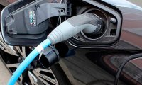 Правительство разрешило заряжать электромобили в помещениях