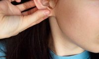 Привычку теребить мочку уха признали полезной