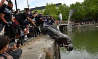 Протестующие в Британии сбросили памятник работорговцу