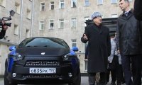 Прохоров подарил Жириновскому "ё-мобиль"