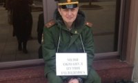«Путин меня обманул»: в Москве у здания АП вторую неделю голодает отставной майор, несмотря на 7 задержаний