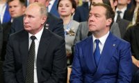 «Путин – премьер, Медведев – президент»: назван вероятный сценарий «транзита» власти