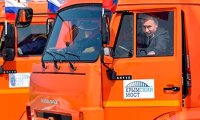 Путин проехал по Крымскому мосту на «КАМАЗе»