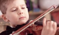 Раннее музыкальное образование позволяет лучше подготовить будущих школьников к нагрузкам