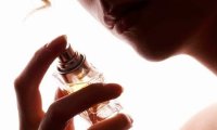 Разработаны украшения, которые заменят духи