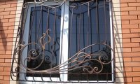 Решетка на окне снижает риск ограбления квартиры
