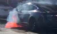 Режиссер "Карточного домика" едва не сгорел в Tesla‍