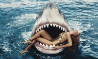 Рианна снялась в экстремальной фотосессии с акулами