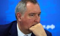 Рогозин решил прикрыться газеткой?