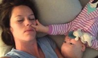 Ролик с пытающимся разбудить мать младенцем взорвал YouTube