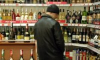 Россиянам хотят еще больше ограничить доступ к спиртному и табаку