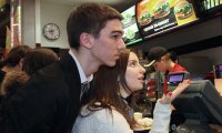 Россияне меняют рестораны среднего класса на фастфуды
