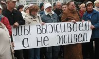 Россияне тотально беднеют: Медведев и Росстат неожиданно заговорили о наболевшем