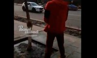 Ростовчане возмутились парнем в центре города, удобряющим деревья со спущенными штанами