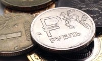 Рубль незначительно падает из-за геополитических рисков