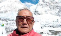 Самый возрастной альпинист погиб во время восхождения на Эверест