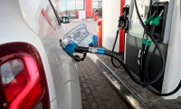 Штрафы за недолив на АЗС заработают лишь в 2021 году