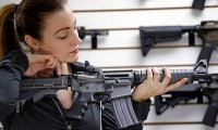 Согласно исследованию, женщины составляют почти половину новых покупателей оружия в США
